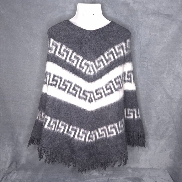 Gamboa Alpaca Wool Poncho Womens OS Gray White Chevron Pattern Fringe Hem - Picture 3 of 6